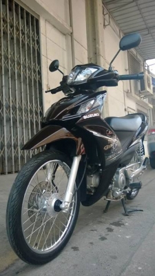 Axelo 2013 สีนํ้าตาลเข้ม วิ่งน้อย 6000 กิโล ขายถูกๆ ต่อรองได้จ้า.