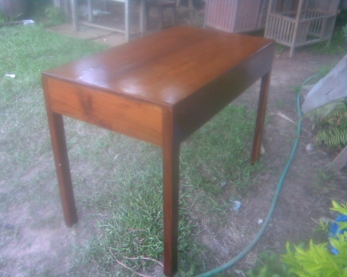 โต๊ะไม้สักรุ่นเก่า