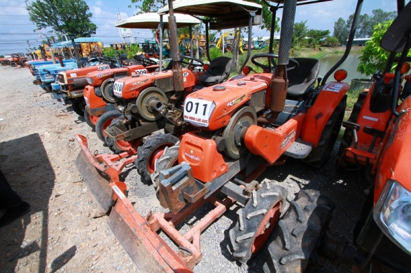 AUC Code 011 รถไถนั่งขับ KUBOTA KRT140 ราคาเริ่มต้นการประมูล 70,000 บาท