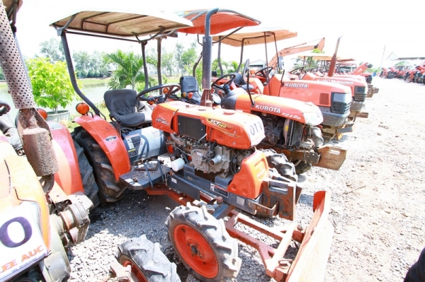AUC Code 011 รถไถนั่งขับ KUBOTA KRT140 ราคาเริ่มต้นการประมูล 70,000 บาท