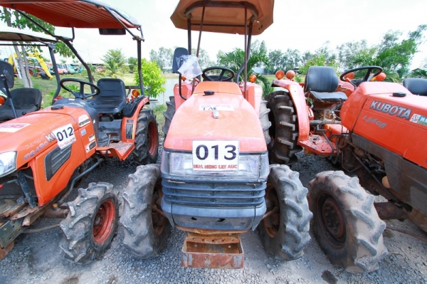 AUC Code 013 แทรกเตอร์ KUBOTA L2808 ราคา เริ่มต้นการประมูล 90,000 บาท