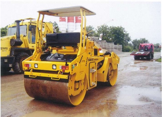 รถบดถนนสั่นสะเทือนล้อเหล็กคู่ SAKAI รุ่น SW652H-1K