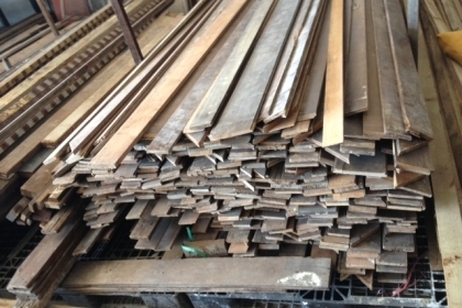 ไม้สักไม้สักเก่าครับสภาพดีมากครับ หน้า 3 นิ้วกว่า เมตรละ 105 ครับ หน้า 4 นิ้วกว่าเมตรละ 120 บาทครับ พร้อมรางลิ้นครับความยาวอยู่ที่ 2.20 เมตรครับหนาประมาณ 1 นิ้วครับ คุ้มครับราคานี้ไม้สักไม้สักเก่าครับสภาพดีมากครับ  หน้า 3 นิ้วกว่า เมตรละ 105  ครับ หน้า 4