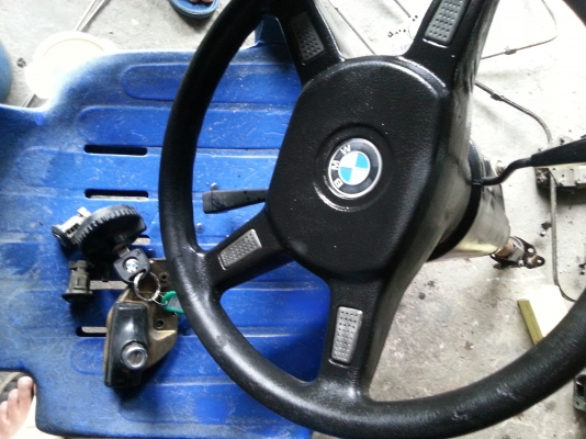 คอพวงมาลัยพร้อมกุญแจไขได้รอบคัน BMW E30