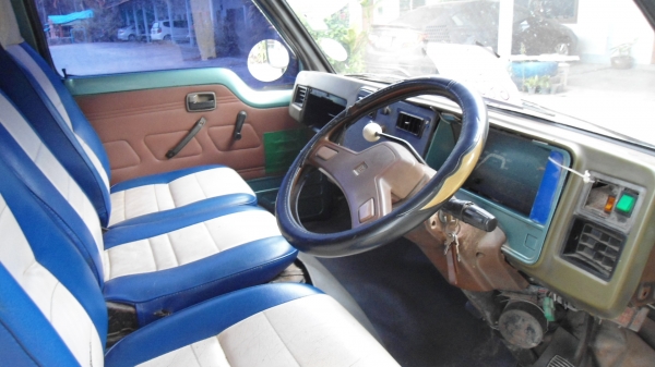 รถตู้สภาพดีราคาถูกเครี่องอีซูสุ 2500 ตัวประหยัดเครื่องดีเอกสารชุดโอนครบ