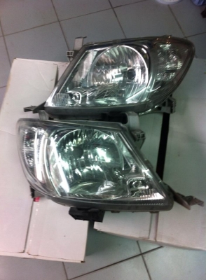 ขายโคมไฟหน้า  VIGO smart cab  แท้ มือ 2 สภาพสวย   สภาพ 95\% โคมใสกิ๊ก ไม่หมอง ขายึดต่างๆอยู่ครบครับ ไม่หัก   ไม่แตก มีหลอดไฟครับ  ราคา2500