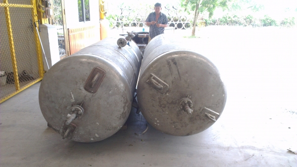 Sell> ขายถังสเตนเลสขนาด 1500 ลิตร รับแรงดัน 20 bar เป็นถังแรงดันสูง หนา 20 mm. สเตนเลสทั้งตัวครับผม