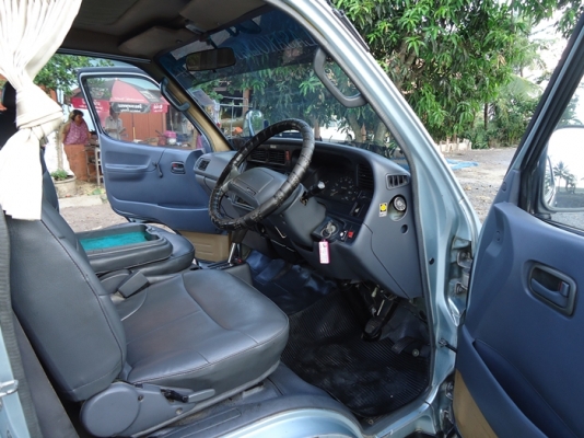 รถตู้  Toyota  hiace  เครื่อง 2 J vvti   แก๊ส lpg หัวฉีด ขับดี ประหยัด  มีบาร์ กันโครง ด้านหลัง ทรงตัวดี