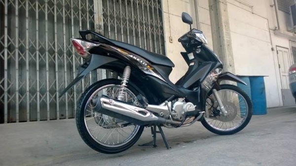 Axelo 2013 สีนํ้าตาลเข้ม วิ่งน้อย 6000 กิโล ขายถูกๆ .ต่อรองได้จ้า.