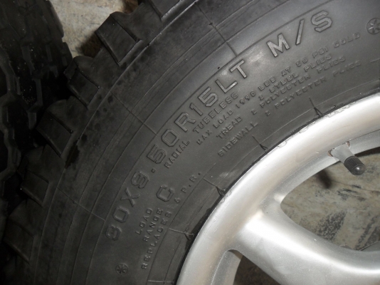 ล้อแม็ก 15นิ้ว 6รู ยาง 30*9.50R15 สวยโหด 1 คู่ ราคา 2500 บาท ล้อแม็ก 15นิ้ว 6รู ยาง 30*9.50R15 สวยโหด 1 คู่ ราคา 2500 บาท