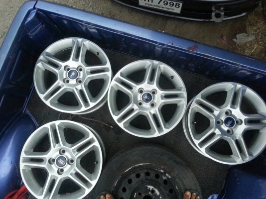 ล้อ ford fiesta ตัวท๊อปสภาพ 90 \%