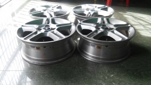 ล้อ ford fiesta ตัวท๊อปสภาพ 90 \% ล้อ ford fiesta ตัวท๊อปสภาพ 90 \%