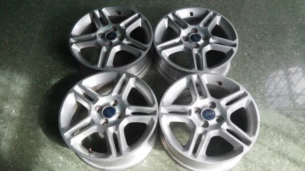 ล้อ ford fiesta ตัวท๊อปสภาพ 90 \% ล้อ ford fiesta ตัวท๊อปสภาพ 90 \%