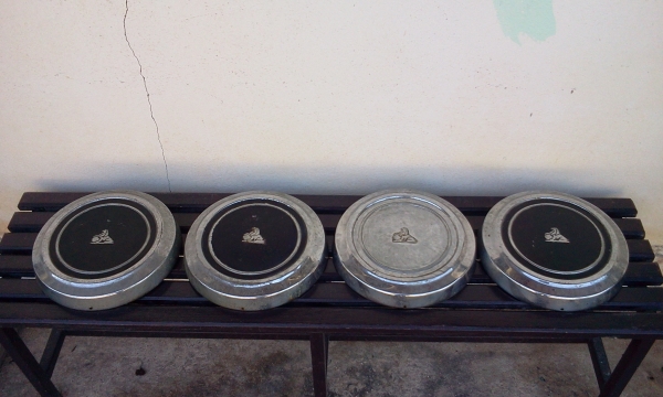 ขายฝาครอบล้อเดิมรถ Holden เก่าเก็บ