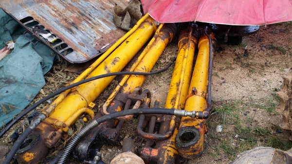 ขายด่วน กระบอกอาม กระบอกบุ่งกี๋ กระบอกยก HITACHI EX200-2-3-5