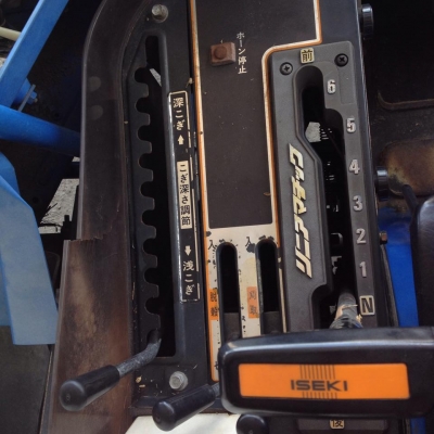 รถเกี่ยวข้าวพร้อมนวดข้าวในตัว แบบนั่งขับ เก่าญี่ปุ่น ISEKI  สภาพสวยมาก