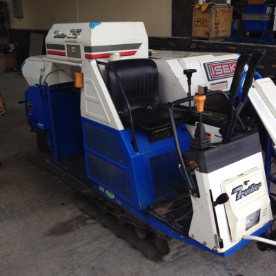 รถเกี่ยวข้าวพร้อมนวดข้าวในตัว แบบนั่งขับ เก่าญี่ปุ่น ISEKI  สภาพสวยมาก