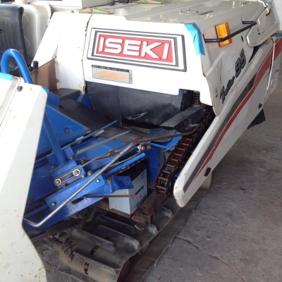 รถเกี่ยวข้าวพร้อมนวดข้าวในตัว แบบนั่งขับ เก่าญี่ปุ่น ISEKI  สภาพสวยมาก
