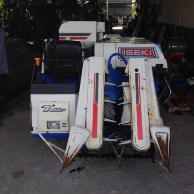 รถเกี่ยวข้าวพร้อมนวดข้าวในตัว แบบนั่งขับ เก่าญี่ปุ่น ISEKI  สภาพสวยมาก
