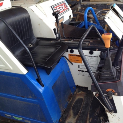 รถเกี่ยวข้าวพร้อมนวดข้าวในตัว แบบนั่งขับ เก่าญี่ปุ่น ISEKI  สภาพสวยมาก