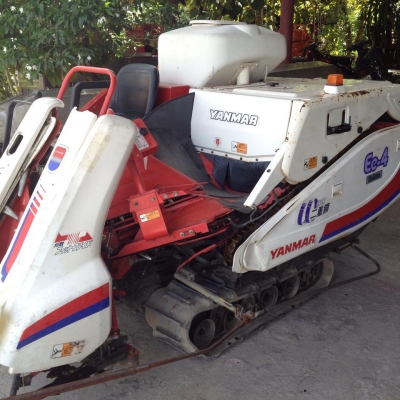 รถเกี่ยวข้าวพร้อมนวดข้าวในตัว แบบนั่งขับ เก่าญี่ปุ่น YANMAR สภาพสวยมาก รถเกี่ยวข้าวพร้อมนวดข้าวในตัว แบบนั่งขับ เก่าญี่ปุ่น YANMAR สภาพสวยมาก