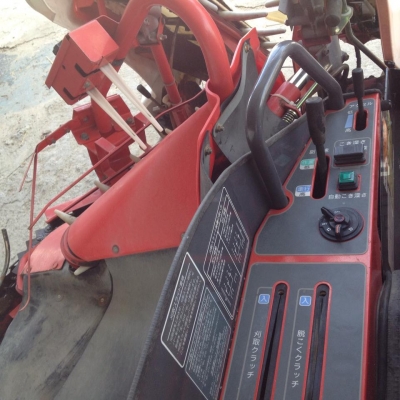 รถเกี่ยวข้าวพร้อมนวดข้าวในตัว แบบนั่งขับ เก่าญี่ปุ่น YANMAR สภาพสวยมาก รถเกี่ยวข้าวพร้อมนวดข้าวในตัว แบบนั่งขับ เก่าญี่ปุ่น YANMAR สภาพสวยมาก