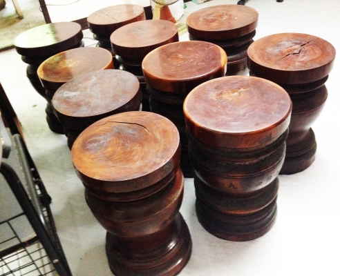 ขายที่นั่งทำจากไม้มะค่าทั้งท่อน