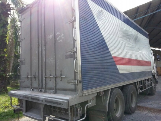 รถอีซูซุ 10 ล้อ ตู้เย็น 300 แรงม้า ปี 52  สนใจติดต่อ 081 - 6079515