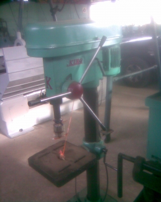 แท่นสว่านคิงตัวใหญ่สภาพสวยๆครับตัวนี้  มอเตอร์มิสซู 1  แรงครับ  ความสูงประมาณเมตรครึ่งครับเป็นของคิงครับแน่นหนาหนักมากครับ   ราคานี้คุ้มมากครับใช้ยาวครับรุ่นนี้