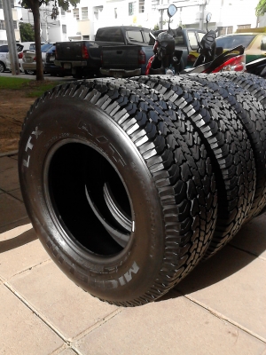 255/70R15  MICHELIN  LTX  A/T สวย ไม่มีปะทั้ง 4 ส้น ติดต่อโทร.081-427-3941