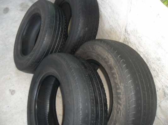 ยาง BRIDGESTONE 215/70R15 ปี10 ดูราวิท สวยๆ 4 เส้น ราคา 2500 บาท ยาง BRIDGESTONE 215/70R15 ปี10 ดูราวิท สวยๆ 4 เส้น ราคา 2500 บาท
