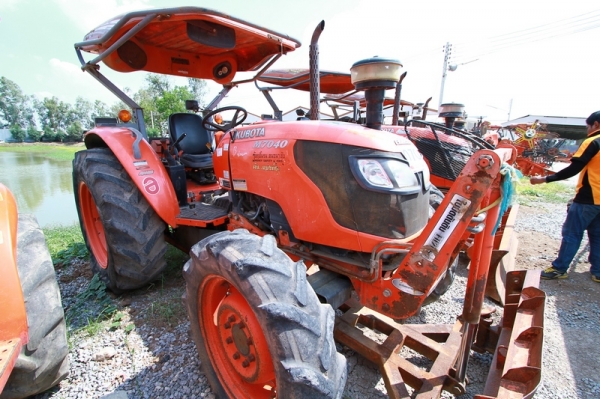 AUC Code 070 แทรกเตอร์ KUBOTA M7040 ราคา เริ่มต้นการประมูล 320,000 บาท