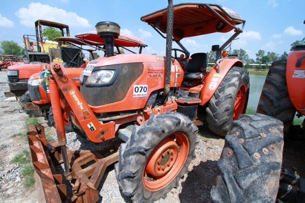 AUC Code 070 แทรกเตอร์ KUBOTA M7040 ราคา เริ่มต้นการประมูล 320,000 บาท