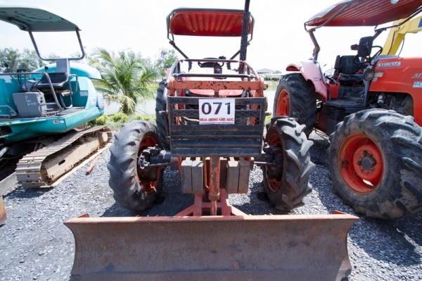 AUC Code 071 แทรกเตอร์ KUBOTA M7040 ราคา เริ่มต้นการประมูล 320,000 บาท