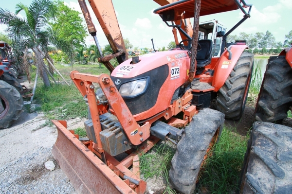 AUC Code 072 แทรกเตอร์ KUBOTA M7040 ราคา เริ่มต้นการประมูล 290,000 บาท