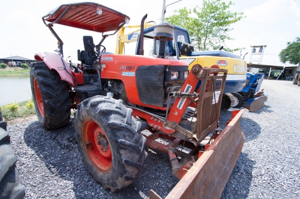 AUC Code 075 แทรกเตอร์ KUBOTA M105S ราคา เริ่มต้นการประมูล 600,000 บาท