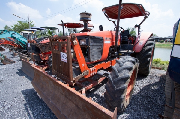 AUC Code 075 แทรกเตอร์ KUBOTA M105S ราคา เริ่มต้นการประมูล 600,000 บาท