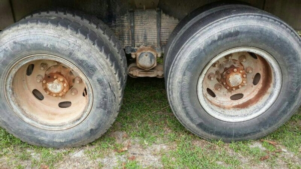 รถฮีโน่ 10 ล้อดั้ม FN176  168 แรงม้า.  สนใจติดต่อ 081 - 6079515