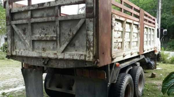 รถฮีโน่ 10 ล้อดั้ม FN176  168 แรงม้า.  สนใจติดต่อ 081 - 6079515