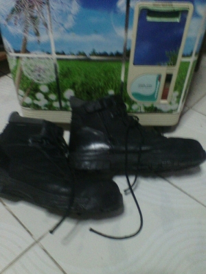 ขายรองเท้าบู๊ทหัวเหล็ก