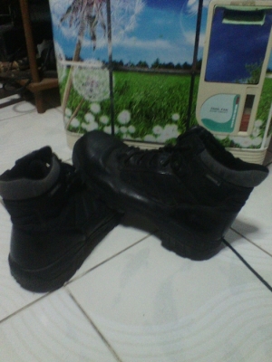 ขายรองเท้าบู๊ทหัวเหล็ก