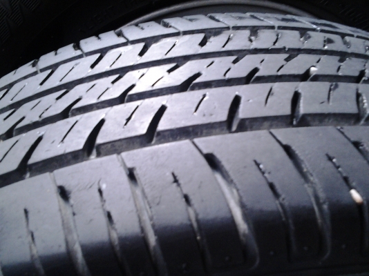 ยาง 215/70/15 ดอกหนาๆนุ่มๆ ปี 12 ยาง 215/70/15 ดอกหนาๆนุ่มๆ ปี 12