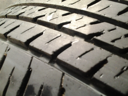 ยาง 215/70/15 ดอกหนาๆนุ่มๆ ปี 12 ยาง 215/70/15 ดอกหนาๆนุ่มๆ ปี 12