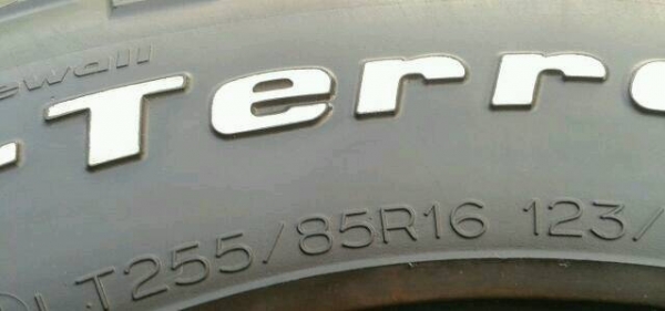 ขาย Mud BF KM2 255/85R16 (33หน้าแคบ) ยางปี 10