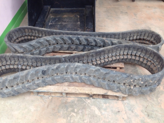 ขายแทรคยางใช้กับ รถขุด PC 30/35 ขนาด 300*52.5*84 ราคาเส้นละ 17000