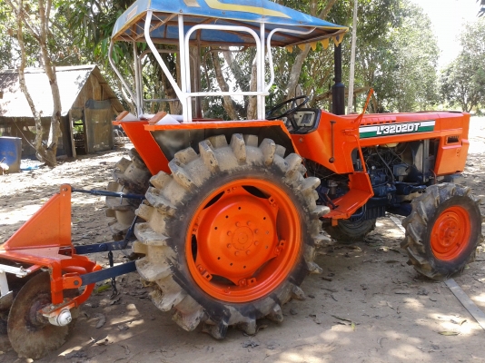 ขายรถไถคูโบต้า32แรง พวงมาลัยเพาเวอร์ สภาพ90กว่า\%สวยมากๆขับนิ่มคับเหมือนรถไหม่