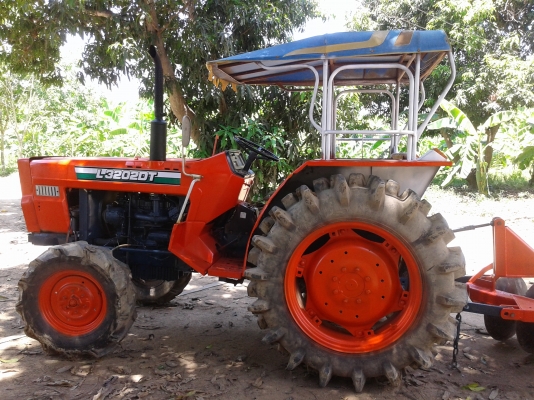 ขายรถไถคูโบต้า32แรง พวงมาลัยเพาเวอร์ สภาพ90กว่า\%สวยมากๆขับนิ่มคับเหมือนรถไหม่