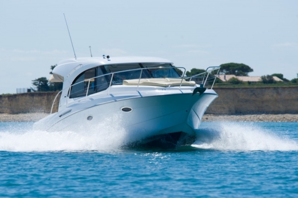 เรือ Antares 30S สนใจติดต่อ 090-268-1669