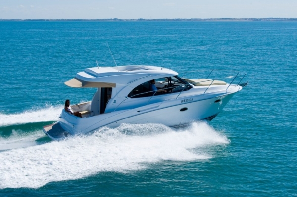 เรือ Antares 30S สนใจติดต่อ 090-268-1669