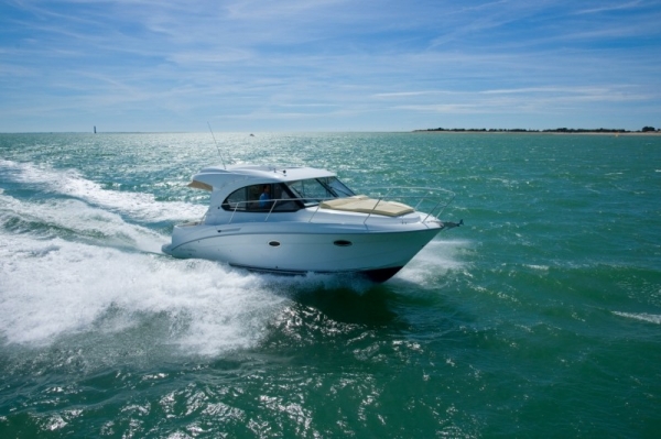 เรือ Antares 30S สนใจติดต่อ 090-268-1669